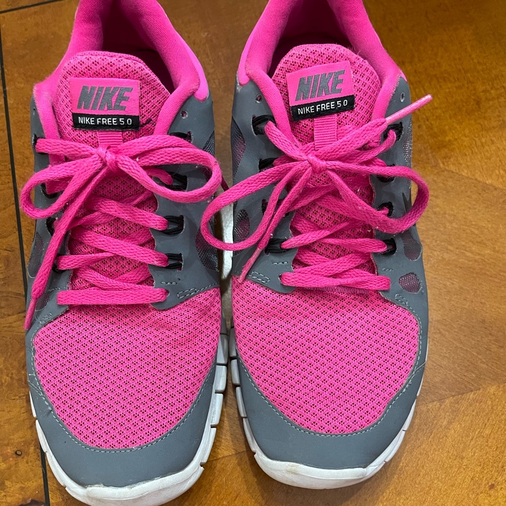 HOTT PINK NIKE!!